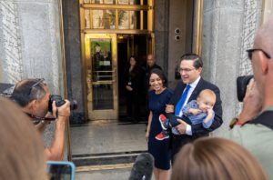 Pierre Poilievre y la venezolana Anaida Galindo con su hijo. Foto @PierrePoilievre