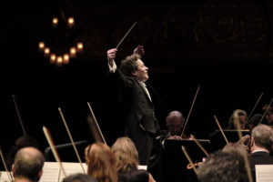 El músico venezolano, Gustavo Dudamel, dirigiendo a la Ópera Nacional de París en el Gran Teatro del Liceo de Barcelona, España. Foto: Paco Amate / Twitter Gustavo Dudamel (@GustavoDudamel).