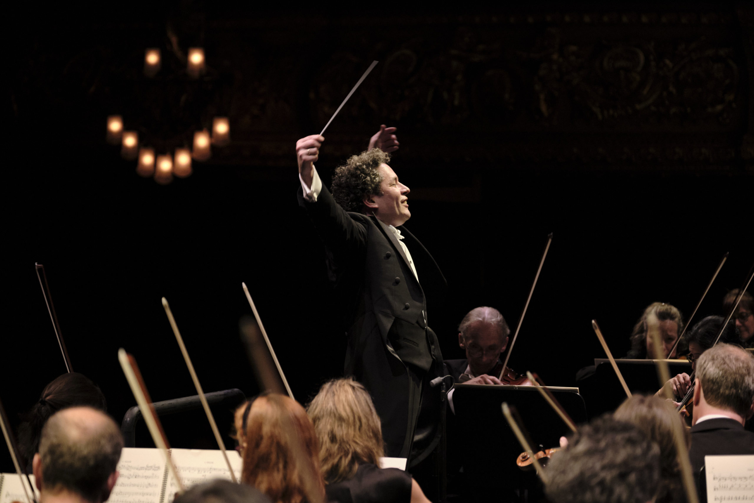 El músico venezolano, Gustavo Dudamel, dirigiendo a la Ópera Nacional de París en el Gran Teatro del Liceo de Barcelona, España. Foto: Paco Amate / Twitter Gustavo Dudamel (@GustavoDudamel).
