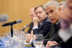 Primer ministro de Israel, Yair Lapid, reunidos con líderes judíos en Nueva York, Estados Unidos. Foto: Twitter Yair Lapid (@yairlapid).