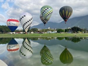 Segundo ensayo de globos aerostáticos en el Parque La Carlota. Foto: Twitter Ramón Velásquez Araguayán (@rvaraguayan).