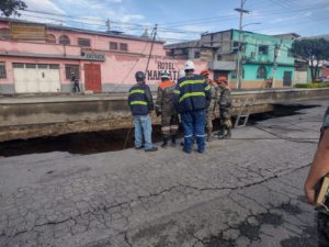 Expertos en Villa Nueva evalúan y analizan procedimientos a seguir para realiza acciones de búsqueda y rescate en conjunto con la Coodinadora Nacional para la Reducción de Desastres (Conred). Foto: Twitter Conred. (@ConredGuatemala).