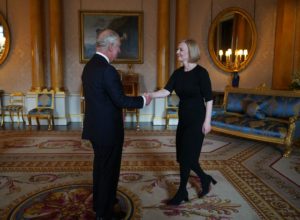 El rey Carlos III celebró una audiencia en el Palacio de Buckingham con la Primera Ministra, Liz Truss. Foto: Twitter Royal Family (@RoyalFamily).