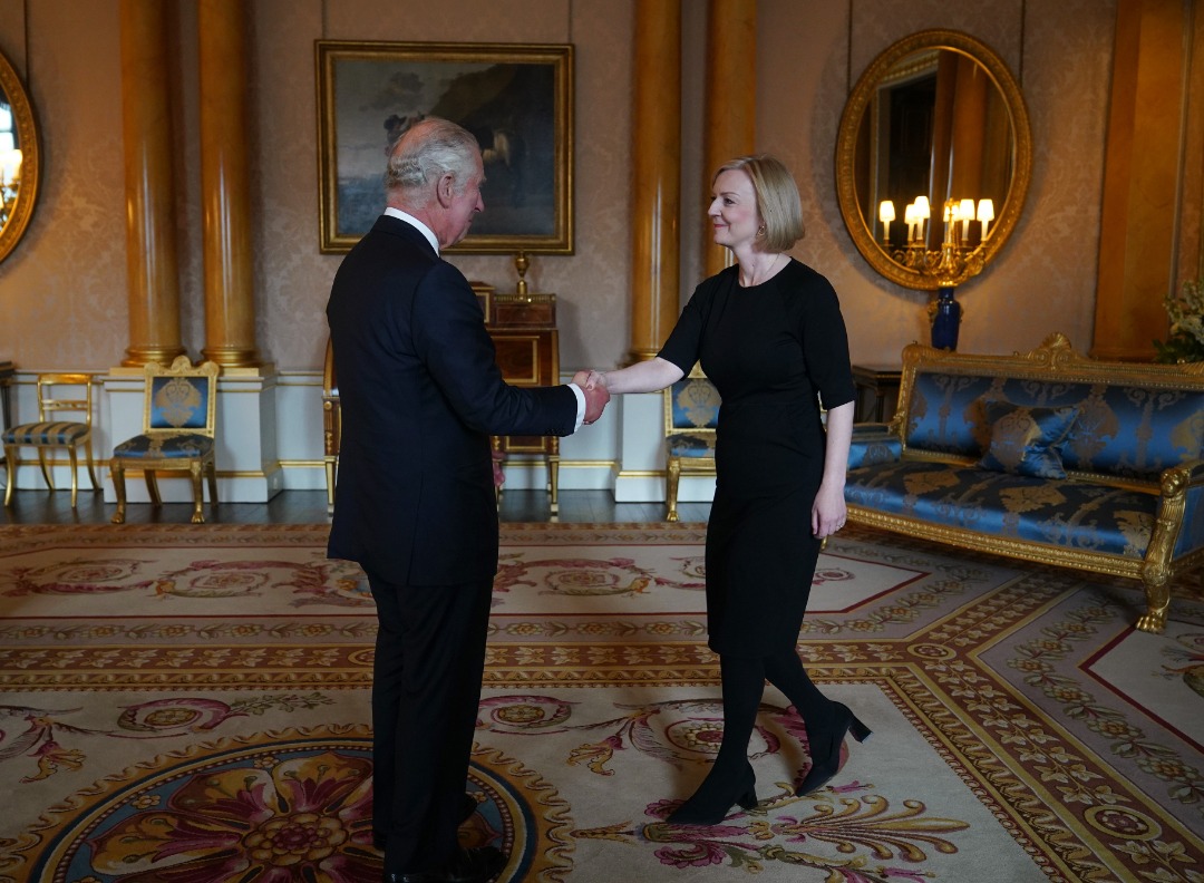 El rey Carlos III celebró una audiencia en el Palacio de Buckingham con la Primera Ministra, Liz Truss. Foto: Twitter Royal Family (@RoyalFamily).