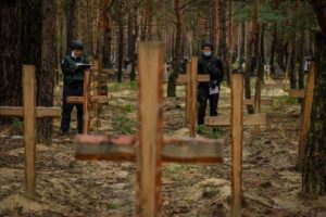 Tumbas en Izium, Ucrania. Foto EFE