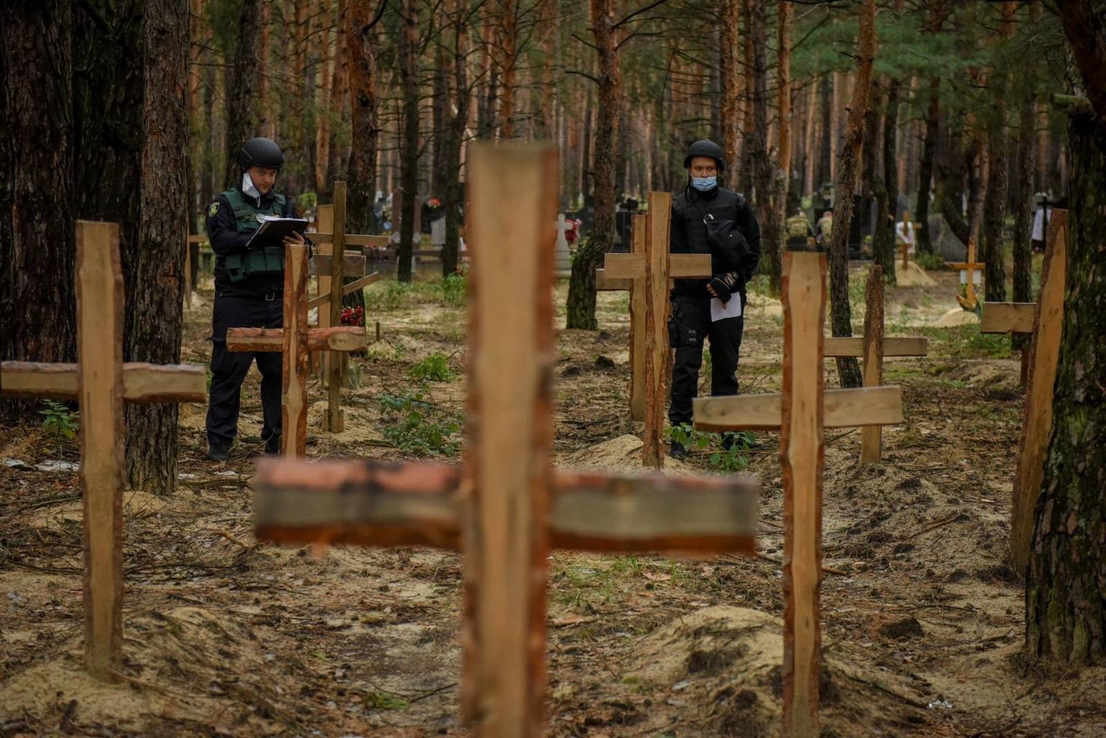 Tumbas en Izium, Ucrania. Foto EFE