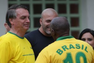 Jair Bolsonaro en el centro de votación. Foto EFE