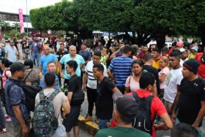 FOTO REFERENCIAL - TAPACHULA (MÉXICO), 13/10/2022.- La primera deportación de migrantes venezolanos, por parte del Gobierno de Estados Unidos, sorprendió este jueves a cientos de compatriotas y migrantes de otras nacionalidades que se encuentran varados en la ciudad mexicana de Tapachula, estado de Chiapas, fronteras sur de México. EFE/Juan Manuel Blanco.
