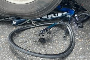 Bicicleta del hombre arrollado en la autopista Gran Mariscal de Ayacucho. Foto @JoanCamargo_