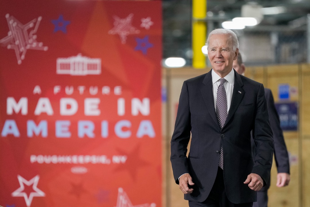El presidente de Estados Unidos, Joe Biden, visita una fábrica de IBM en Poughkeepsie. Foto: Twitter @POTUS.