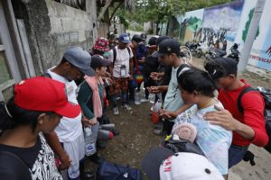 FOTO REFERENCIAL - NECOCLÍ (COLOMBIA), 14/10/2022.- Fotografía del 12 de octubre de 2022 que muestra a migrantes venezolanos que rezan antes de iniciar un recorrido con la intención de llegar a Panamá para emprender una travesía con destino final en Estados Unidos, el 8 de octubre de 2022, a través del Tapón del Darién (Colombia). EFE/ Mauricio Dueñas Castañeda.