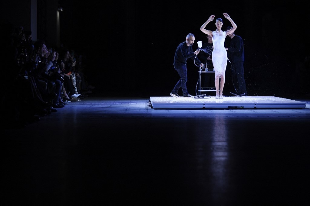signal-2Bella Hadid con su vestido hecho con aerosoles. Foto AFP