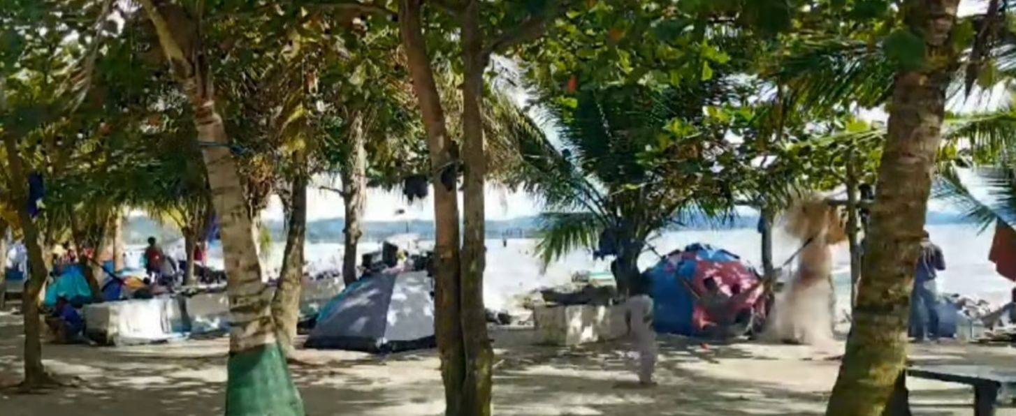 Carpas de migrantes en los espacios públicos de Necoclí, Colombia. Foto: Captura de pantalla.