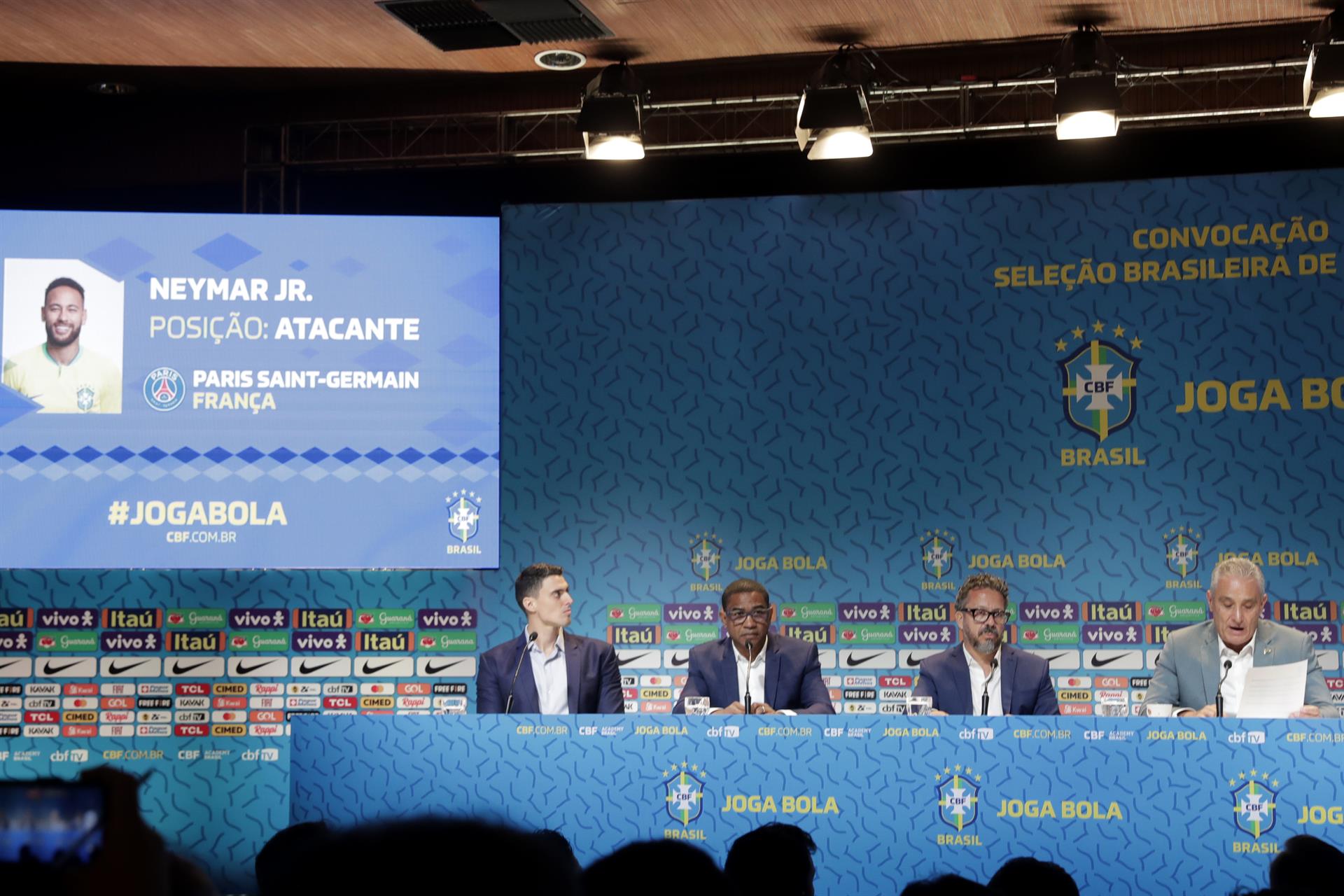 AME1456. RÍO DE JANEIRO (BRASIL), 07/11/2022.- Adenor Leonardo Bacchi "Tite" (d), entrenador de la selección de fútbol de Brasil, anuncia hoy, en rueda de prensa la lista final de 26 futbolistas brasileños convocados para el Mundial de Catar 2022, en Río de Janeiro (Brasil). EFE/ Antonio Lacerda.