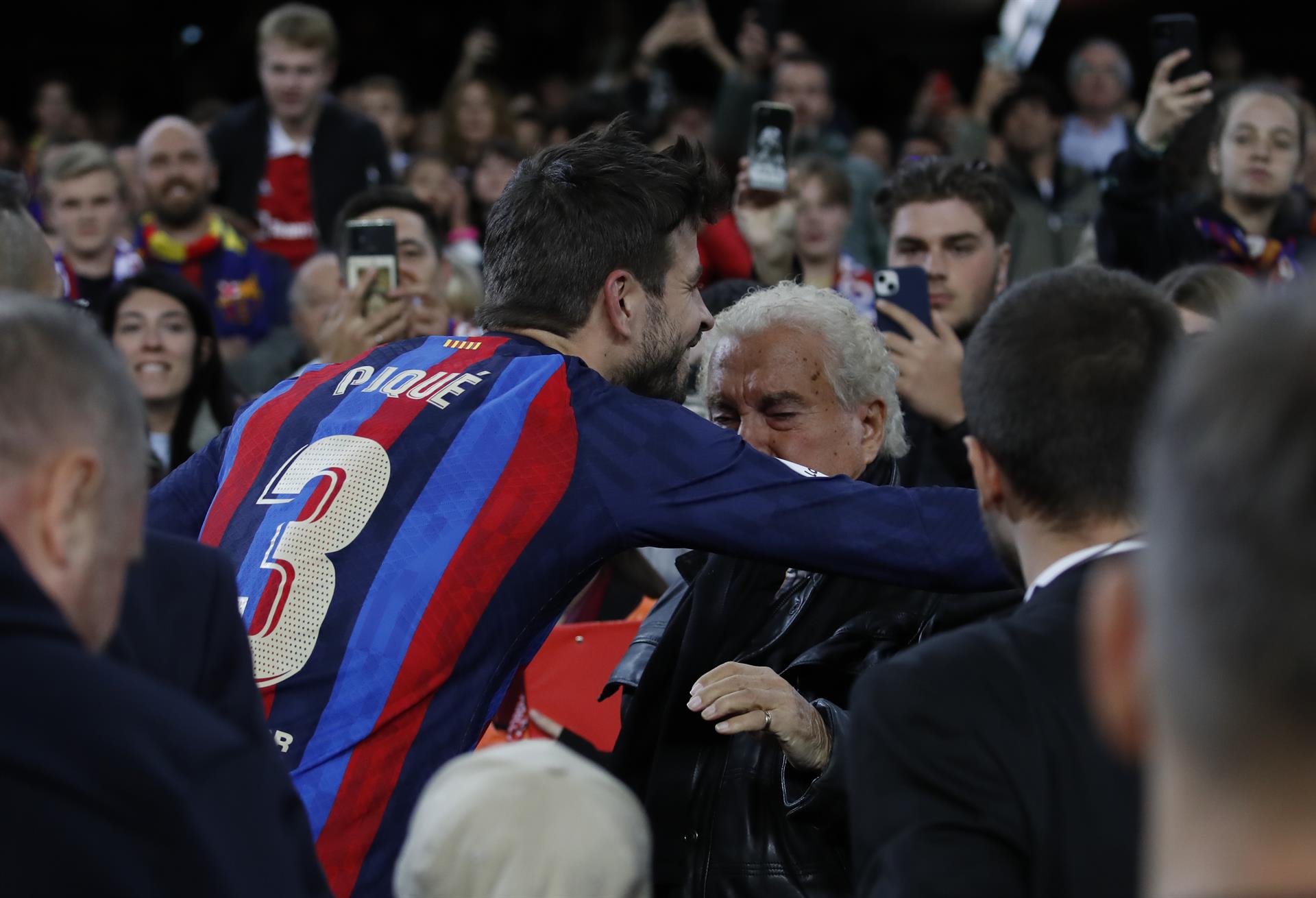 FOTO REFERENCIAL - BARCELONA, 05/11/2022.- El defensa del Barcelona Gerad Piqué saluda a sus familiares, al término del encuentro de la decimotercera jornada de LaLiga entre el FC Barcelona y el UD Almería disputado este sábado en el Camp Nou, en Barcelona. EFE/Marta Pérez.
