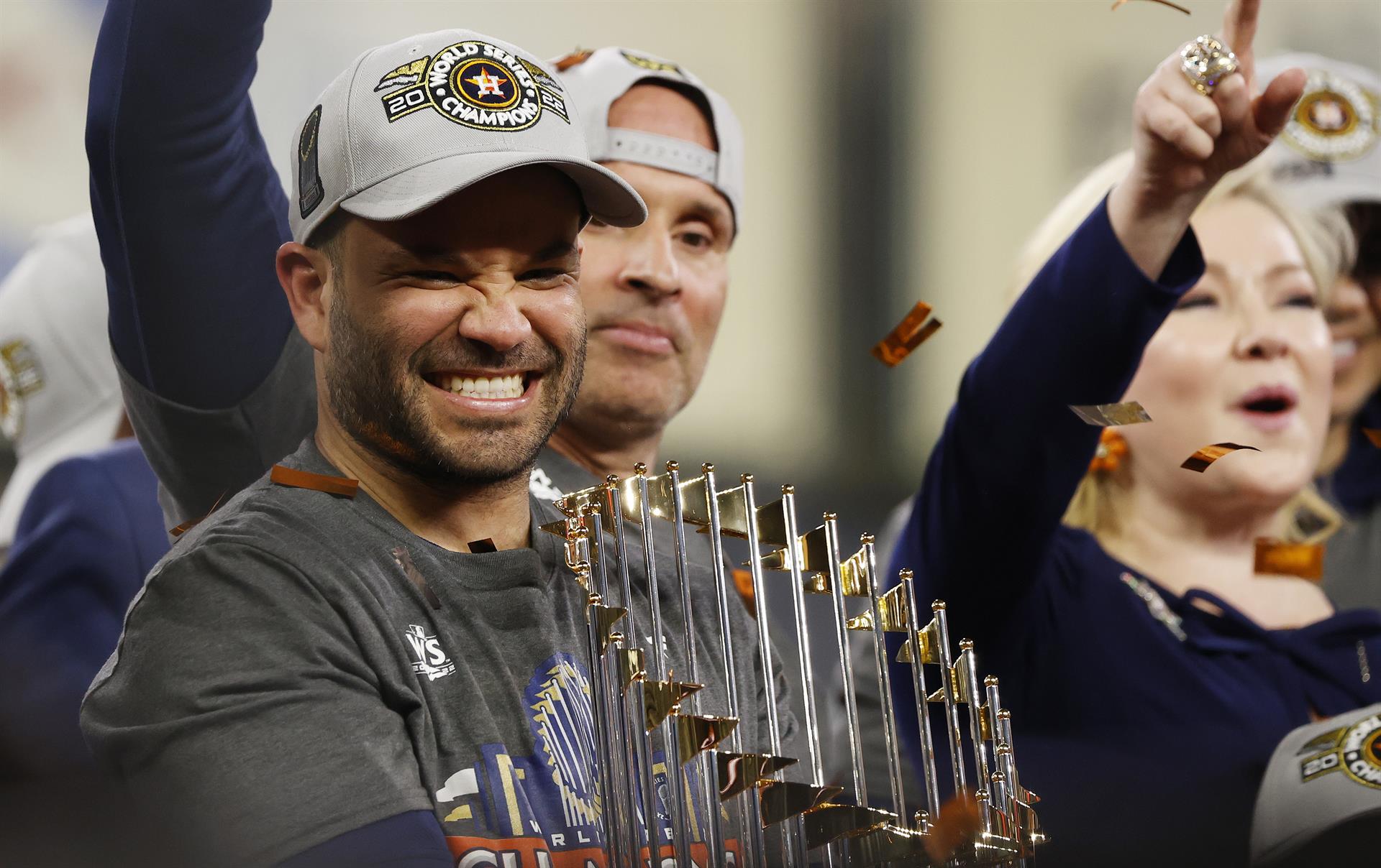 Houston (Estados Unidos), 05/11/2022.- José Altuve, de los Astros de Houston, celebra con el Trofeo del Comisionado después de que los Astros derrotaran a los Filis de Filadelfia en el sexto partido para ganar la Serie Mundial en el Minute Maid Park en Houston, Texas, Estados Unidos, el 05 de noviembre de 2022. (Estados Unidos, Filadelfia) EFE/EPA/JOHN G. MABANGLO