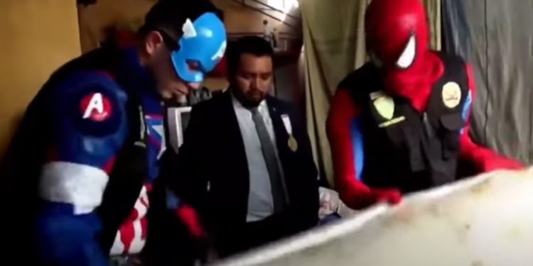 ¡No es una película de superhéroes! Policías disfrazados combaten el crimen en Perú