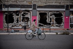 Un civil transita en bicicleta por la ciudad ucraniana de Lyman. Foto: Twitter Volodymyr Zelensky (@ZelenskyyUa).