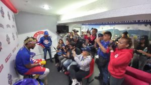 Ronald Acuña Jr. atiende a los medios de comunicación en el Departamento de Prensa de los Tiburones de La Guaira. Foto: Prensa Tiburones de La Guaira.