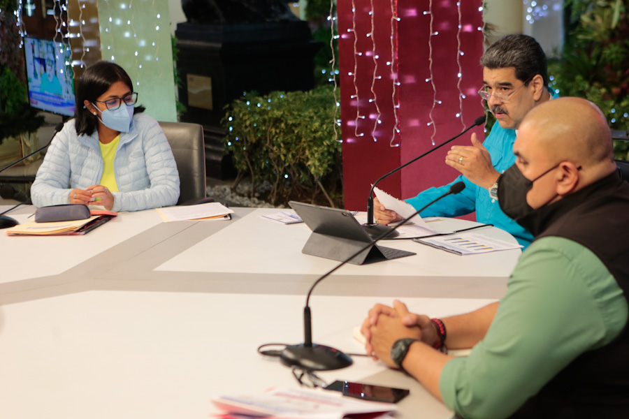 Nicolás Maduro reunido con algunos miembros de su equipo de trabajo, entre ellos su vicepresidenta Ejecutiva, Delcy Rodríguez. Foto: Twitter Prensa Presidencial.