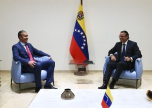 Tareck El Aissami junto al presidente de Chevron Javier La Rosa. Foto de @TareckPSUV