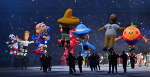 Desfile de mascotas de anteriores mundiales. Foto EFE