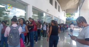 Fila de personas en la ciudad de Caracas, a propósito del Black Friday.