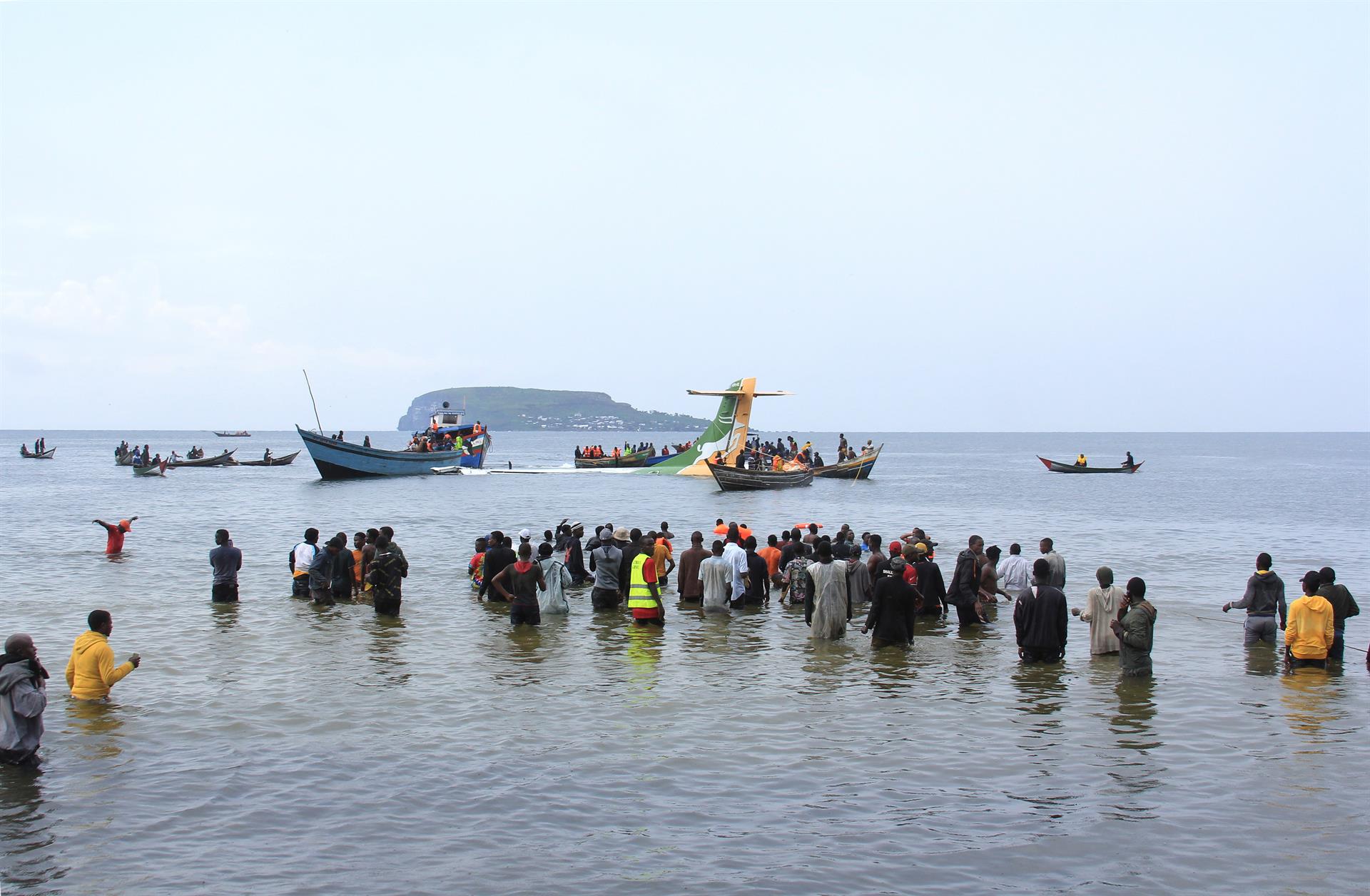 Bukoba (Tanzania, República Unida de), 06/11/2022.- Las operaciones de rescate están en marcha después de que un avión que transportaba a 43 personas se estrellara en el lago Victoria, en Tanzania, con mal tiempo, poco antes del aterrizaje previsto en Bukoba, el 06 de noviembre de 2022. Hasta el momento han sido rescatadas 26 personas, según las autoridades tanzanas. EFE/EPA/STR
