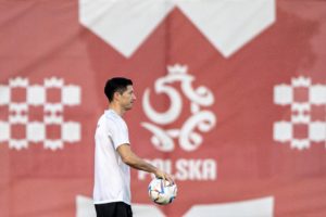 Doha (Qatar), 02/12/2022.- El capitán de Polonia, Robert Lewandowski, durante un entrenamiento en las instalaciones del Al Kharaitiyat SC en Doha, Qatar, 02 de diciembre de 2022. (Mundial de Fútbol, Francia, Polonia, Catar) EFE/EPA/MARTIN DIVISEK.