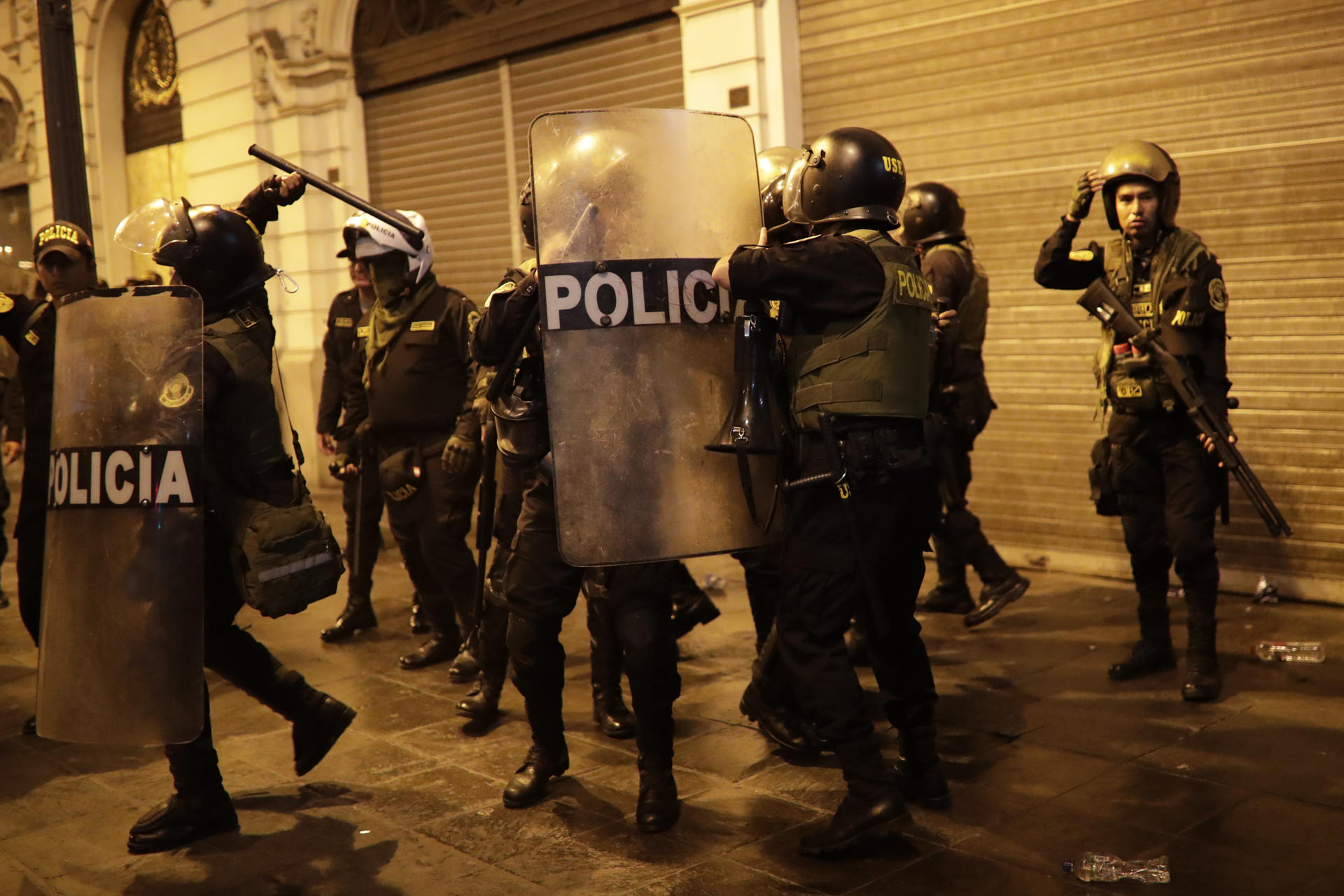 Agentes de la policía vigilan las calles de Lima, capital de Perú. Foto: EFE.