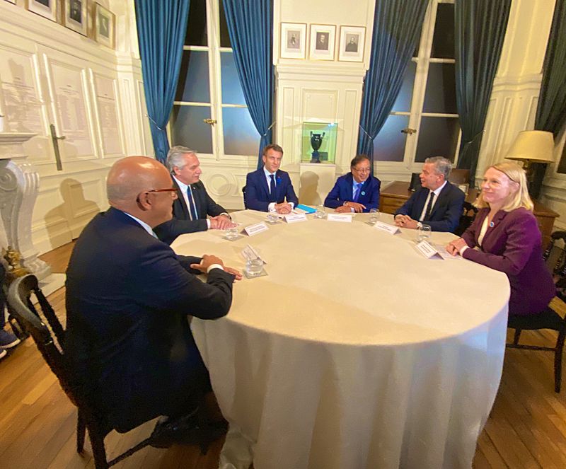 FOTO REFERENCIAL - Representantes de las delegaciones de la administración de Nicolas Maduro y la Plataforma Unitaria Democrática, respectivamente, acuden a la reunión realizada en el marco del Foro de Paz de París, Francia. Foto: Twitter @unidadvenezuela.