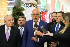 El presidente de la Asamblea Nacional de 2020, Jorge Rodríguez, ofrece declaraciones tras la reunión sostenida con la Alianza Democrática. Foto: Twitter Prensa Presidencial (@PresidencialVen).