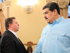 Alcalde del municipio Chacao del estado Miranda, Gustavo Duque, es recibido por Nicolás Maduro en el Palacio de Miraflores. Foto: Twitter Prensa Presidencial.