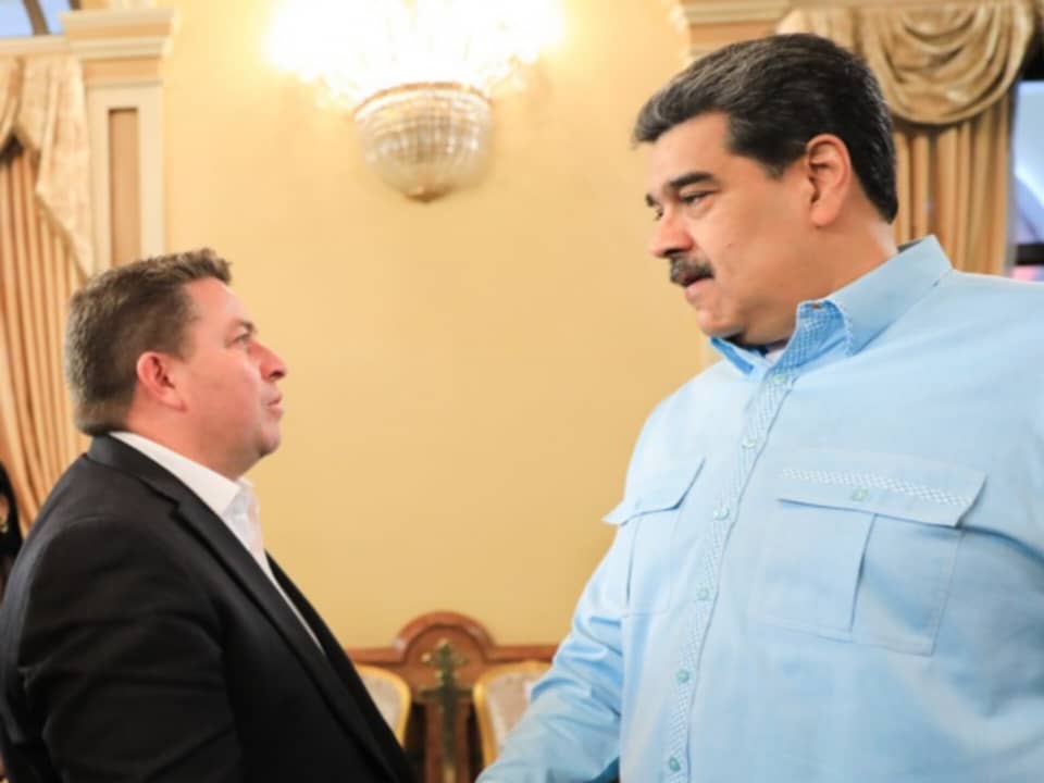 Alcalde del municipio Chacao del estado Miranda, Gustavo Duque, es recibido por Nicolás Maduro en el Palacio de Miraflores. Foto: Twitter Prensa Presidencial.
