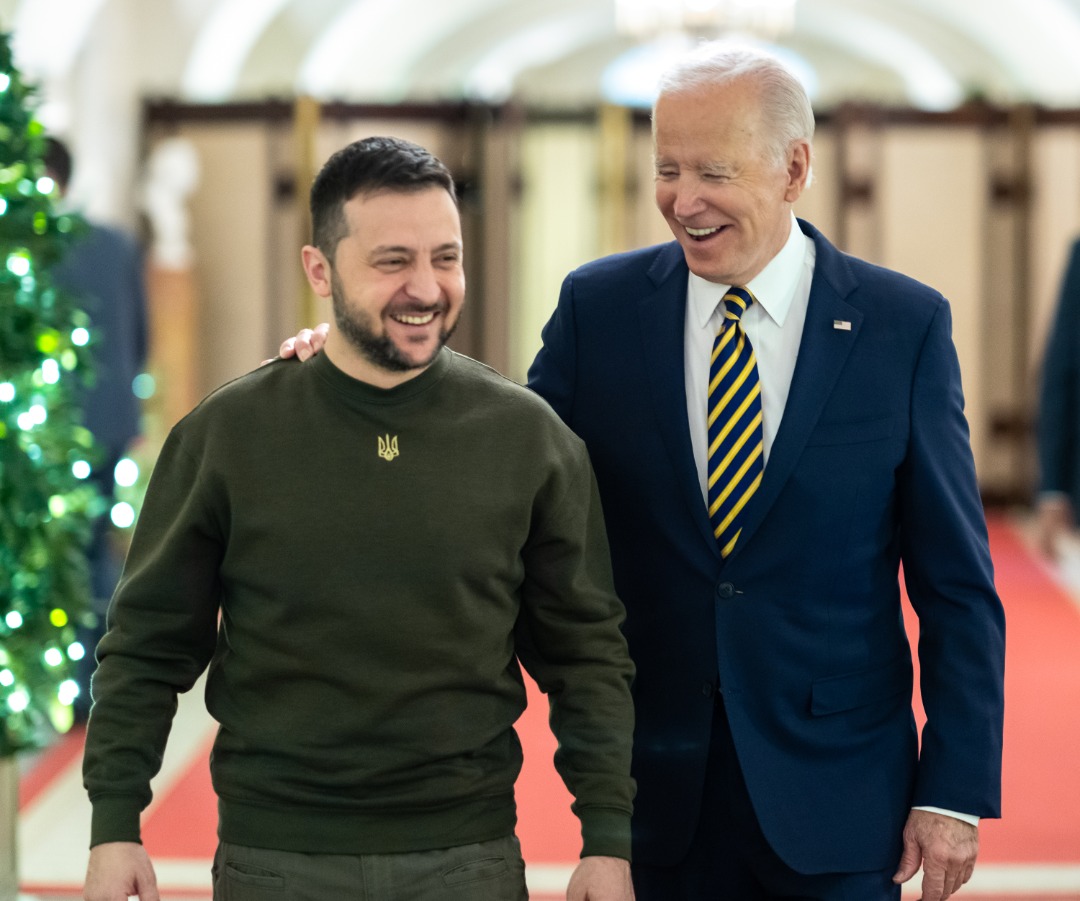 Presidente de Ucrania, Volodymyr Zelensky, es recibido en la Casa Blanca por su homólogo estadounidense, Joe Biden. Foto: Twitter POTUS.