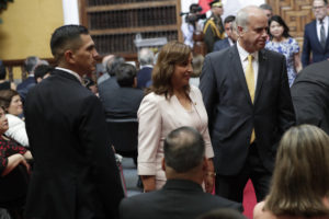 FOTO REFERENCIAL - LIMA (PERÚ), 20/12/2022.- La presidenta de Perú, Dina Boluarte Zegarra, se retira tras participar en la ceremonia de clausura del año lectivo de la Academia Diplomática del Perú “Javier Pérez de Cuellar”, hoy, en Lima (Perú). EFE/ Bienvenido Velasco.