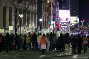 Boston (Estados Unidos), 28/01/2023.- Varias personas se reúnen para protestar tras la publicación de un vídeo que muestra el enfrentamiento entre Tyre Nichols, de 29 años, y cinco agentes de policía de Memphis a principios de este mes, que acabó con la paliza y posterior muerte de Nichols, en Boston, Massachusetts (Estados Unidos), el 27 de enero de 2023. EFE/EPA/CJ GUNTHER.