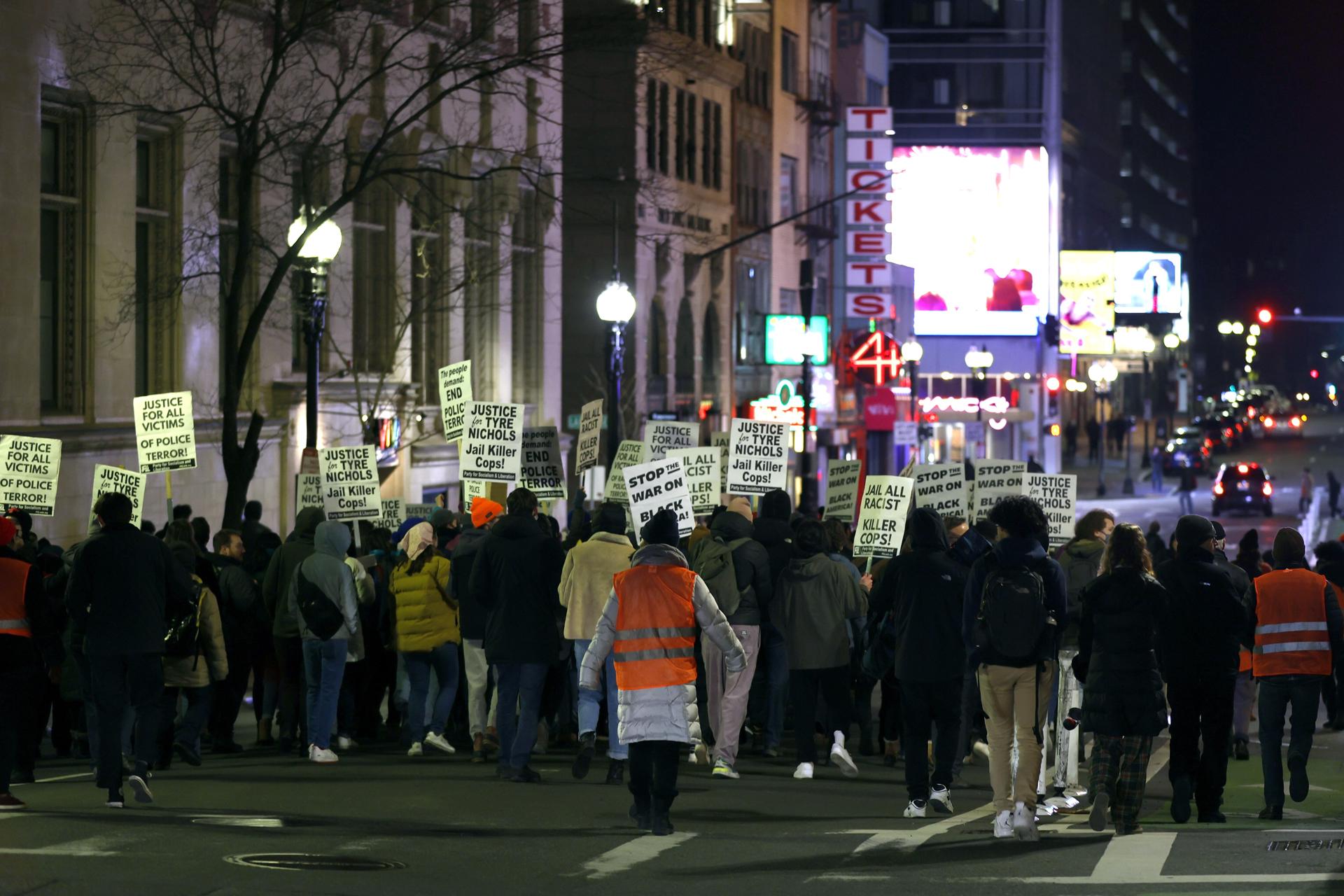 Boston (Estados Unidos), 28/01/2023.- Varias personas se reúnen para protestar tras la publicación de un vídeo que muestra el enfrentamiento entre Tyre Nichols, de 29 años, y cinco agentes de policía de Memphis a principios de este mes, que acabó con la paliza y posterior muerte de Nichols, en Boston, Massachusetts (Estados Unidos), el 27 de enero de 2023. EFE/EPA/CJ GUNTHER.