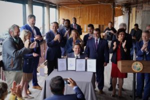 El gobernador de Florida, Ron DeSantis, durante la promulgación de una legislación con la cual proporcionó $750 millones en ayuda para las comunidades afectadas por los huracanes Ian y Nicole. Foto: Twitter @GovRonDeSantis