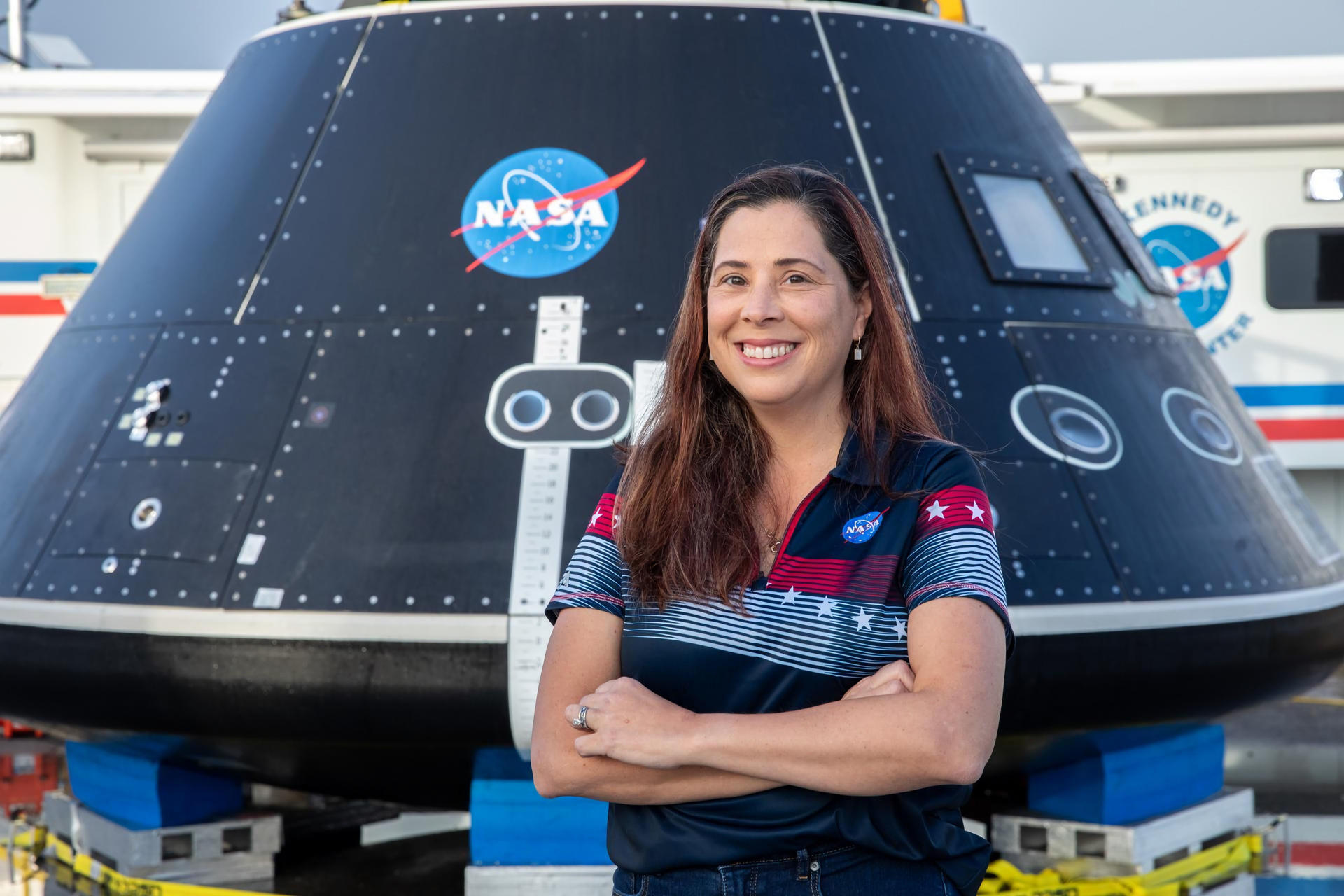 USA 3672. CABO CAÑAVERAL (FL, EEUU), 08/02/2023.- Fotografía del miércoles 1 de febrero cedida por la NASA donde aparece la ingeniera colombiana Lili Villareal, directora de aterrizaje y recuperación de la nave espacial en el programa Artemis II. EFE/ Kim Shiflett Nasa.