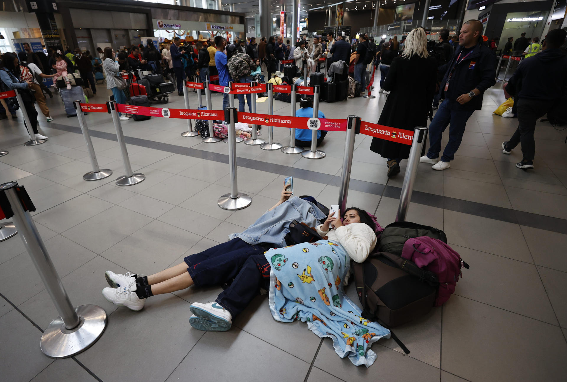 BOGOTÁ (COLOMBIA), 28/02/2023.- Personas esperan hoy, en el aeropuerto El Dorado, tras el cierre de operaciones de la aerolínea Viva Air, en Bogotá (Colombia). EFE/ Mauricio Dueñas Castañeda.