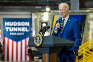 El Presidente Biden pronuncia un discurso en el túnel de Hudson. Foto: Twitter POTUS.