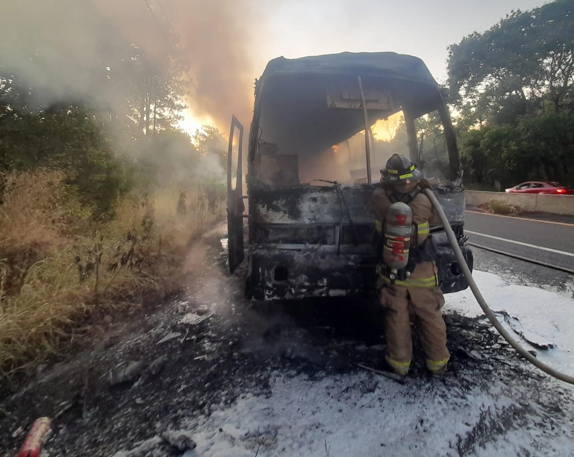 LOS RUICES (PANAMÁ), 25/02/2023.- Fotografía cedida por Relaciones Públicas del Cuerpo de Bomberos de Panamá donde se ven bomberos mientras trabajan para apagar un incendio en un bus que trasladaba a 57 migrantes, en la carretera panamericana. EFE/ Relaciones Públicas Del Cuerpo De Bomberos De Panamá.
