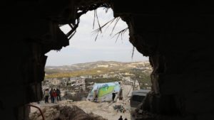 FOTO REFERENCIAL - Idlib (Siria), 25/02/2023.- Los artistas sirios Salam Hamed (C-L) y Bushra Hamed (C-R) pintan un resto de una pared de un edificio derrumbado en el pueblo de Al-Milan de la ciudad de Idlib en Siria, 25 de febrero de 2023. EFE/EPA/YAHYA NEMAH