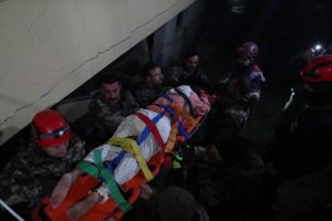 FOTO REFERENCIAL - Hatay (Turquía), 09/02/2023.- Miembros de un equipo de rescate transportan a Hulya Kabakulak tras haberla evacuado de un edificio derrumbado después de 90 horas tras un fuerte terremoto en la ciudad de Hatay, sureste de Turquía, 09 de febrero de 2023. EFE/EPA/ERDEM SAHIN.