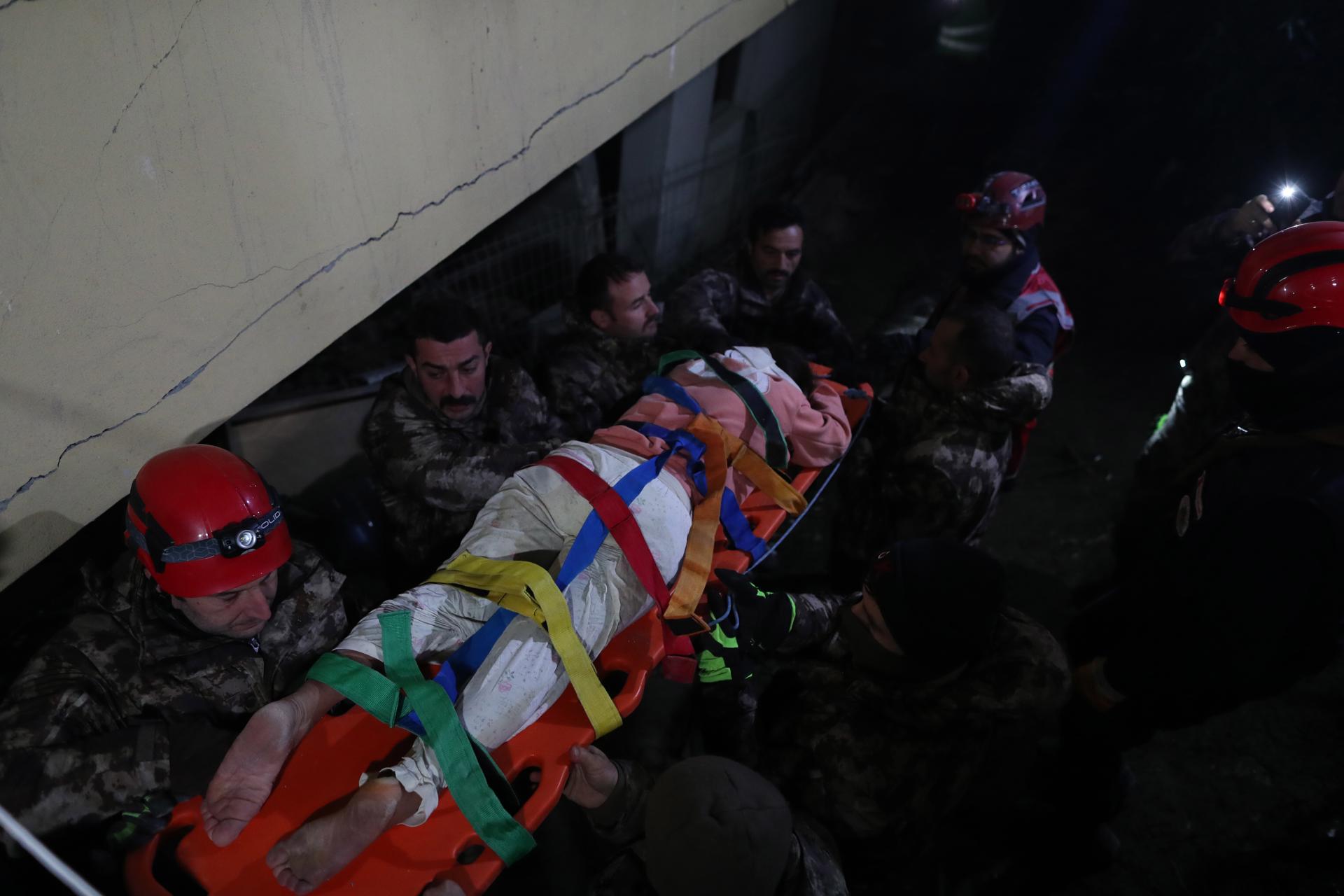 FOTO REFERENCIAL - Hatay (Turquía), 09/02/2023.- Miembros de un equipo de rescate transportan a Hulya Kabakulak tras haberla evacuado de un edificio derrumbado después de 90 horas tras un fuerte terremoto en la ciudad de Hatay, sureste de Turquía, 09 de febrero de 2023. EFE/EPA/ERDEM SAHIN.