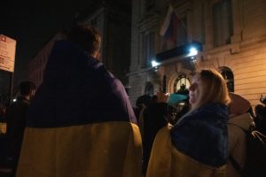 Nueva York (Estados Unidos), 24/02/2023.- Varias personas se reúnen frente al consulado ruso para mostrar su apoyo a Ucrania durante una vigilia con velas en Nueva York, Estados Unidos, el 23 de febrero de 2023. (Rusia, Ucrania, Estados Unidos, Nueva York) EFE/EPA/SARAH YENESEL.