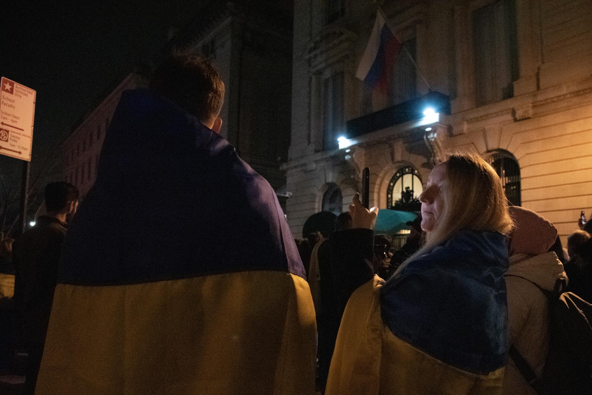 Nueva York (Estados Unidos), 24/02/2023.- Varias personas se reúnen frente al consulado ruso para mostrar su apoyo a Ucrania durante una vigilia con velas en Nueva York, Estados Unidos, el 23 de febrero de 2023. (Rusia, Ucrania, Estados Unidos, Nueva York) EFE/EPA/SARAH YENESEL.