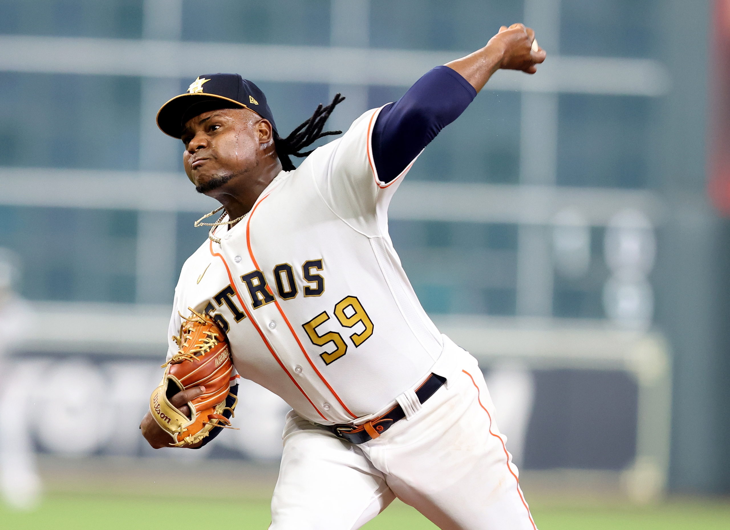 El dominicano Framber Valdez se encargo de lanzar con los Astros de Houston en el primer encuentro de la campaña 2023. Foto: ADAM DAVIS / EFE.