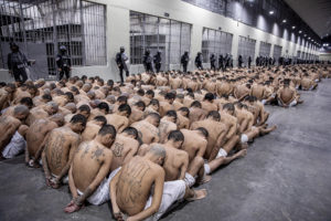 TECOLUCA (EL SALVADOR), 15/03/2023.- Fotografía cedida por la presidencia de El Salvador donde se observa el traslado de pandilleros a la cárcel denominada Centro de Confinamiento del Terrorismo (CECOT) en la madrugada de hoy, en Tecoluca (El Salvador). EFE/Precidencia de El Salvador.